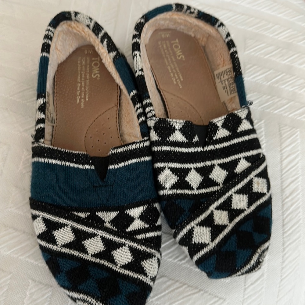 Winter fleece TOMS teal and black and white pattern